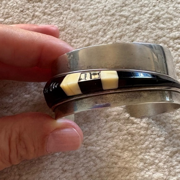 Vintage J Woolsey Sterling Silver Cuff Bracelet w/ Inlaid Onyx and White Stone - Picture 8 of 8